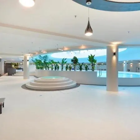 Hanza Tower Luxury Jacussi & Pool & Sauna Apartmán