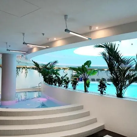 Hanza Tower Luxury Jacussi & Pool & Sauna Apartmán *